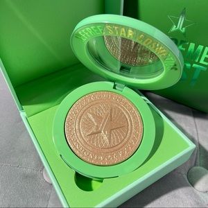 Jeffree Star Extreme Frost in “cold hard cash”